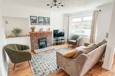 Image de Hillsborough spacious house, garden & parking by StayByNumbers
