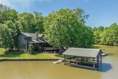 Image de Lake Martin, Al\n43 min to Auburn University & Jordan-Hare Stadium