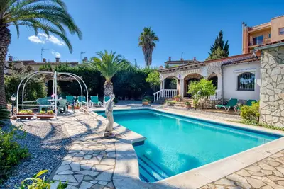 Image de Molinero : Maison avec piscine privée dans un quartier calme à côté de la plage