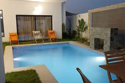 Image de Maison laryne avec style moderne proche de toute commodité offrant un confort