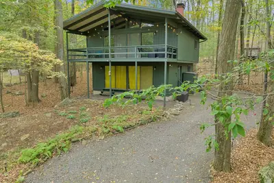 Image de Stylish Cabin in Poconos Resort - Indoor/Outdoor Pools, Lakes, Kayaks, and more!