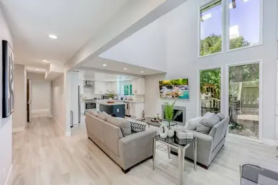 Image de 601-Lavish Home w/ Ac & Patio near Meta & Stanford