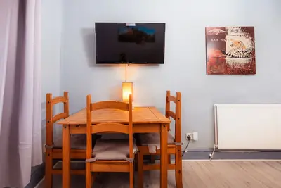 Image de \nCozy City Centre 2 Bedroom Apt by the Meadows! 2