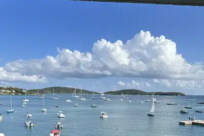 Image de Water front, Minutes walk to beautiful Cowpet Bay Beach, pool, Bar& Restaurants.