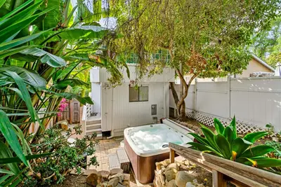 Image de Driftwood Club - The Narrows! A Summerland Beach Home
