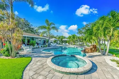 Image de Pool, hot tub, putting green, pickleball, tiki bar, fire pit