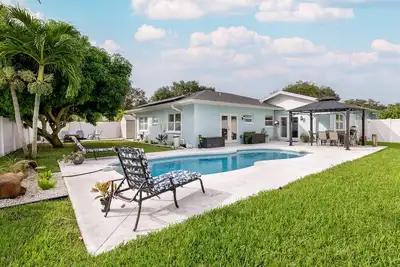 Image de Free Heated Pool Home near the beaches Slps 12 Water Slide Fire Pit