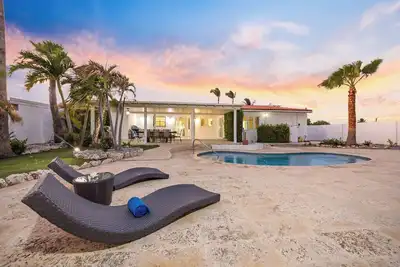 4br4ba w/ Private Pool ~ Walking distance to Ritz