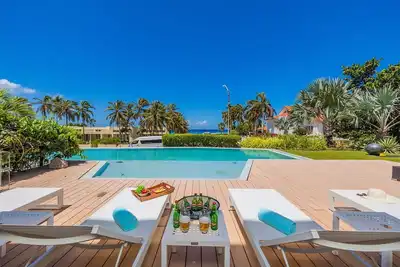 New Luxury 4br Beachfront Villa w\/ Infinity Pool