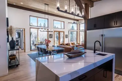 Image de New! Mountain Modern Retreat w/Jacuzzi