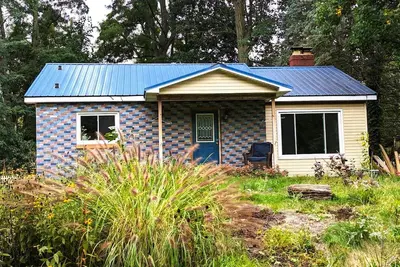 Image de A cozy little house along Trail Creek awaits you. Relax. Unwind. Enjoy.