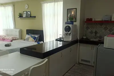 Image de Spacious & Cozy Studio W/ Pool 5min to Pasar Siti Khadijah. Free Wi-Fi, Netflix