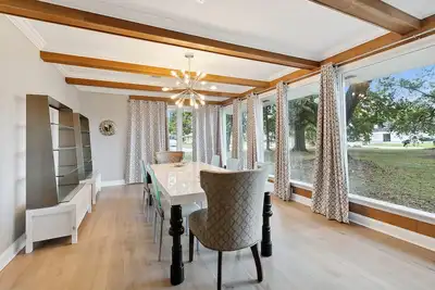 Image de Welcome to The Henderson House! Great for large groups and commercial housing!