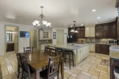 Image de Hot Tub Game Room. Sleeps 17. You Tube Tv. 20 minutes to Zions Natl Park