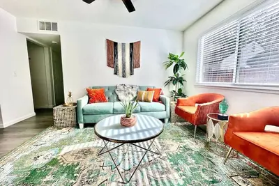 Image de First floor gated, central & remodeled apartment