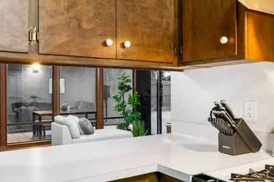 Image de Mid-Century-Modern Airport View Home Hot Tub