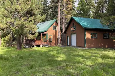 Image de Camp Leland · Dog Friendly 4-Season Cabin + Garage, meadow view