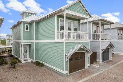Image de Cozy home w/boat dock, steps to the ocean