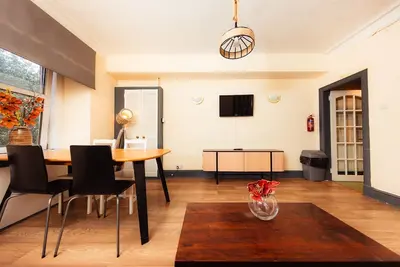 Image de Cozy City Centre 1 Bedroom Apt by the Meadows! 4