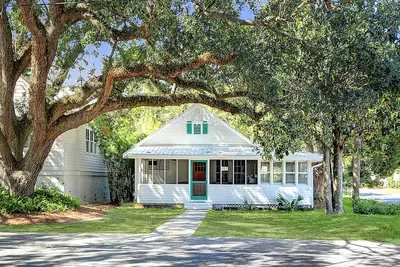 Image de Dog-Friendly Cottage • Walk to Beach, Village, and Dining • St. Simons