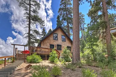 Image de Charming Rustic Pet Friendly Mountain Cabin, with Deck, Bbq, Firepit, Fireplace
