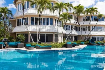 Image de Poinsettia C1 - Spacious condo on Seven Mile Beach - Call Cayman Villas