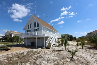 Image de 5 bed/3 Bath sleeps 19 Guests! Private Pool and steps to the Gulf!