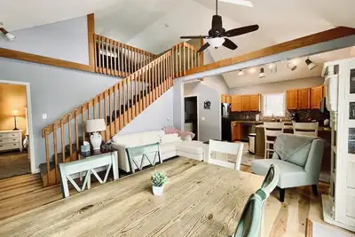 Image de Downtown Oasis 10 mins to Boyne Mountain. Pet Friendly!