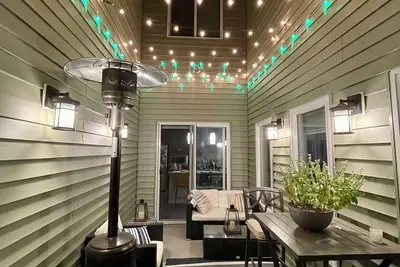 Image de Amazing 4 bedroom & Den with semi-enclosed patio + Central Ac + Gym + Game room