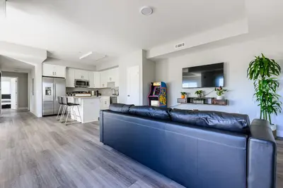 Image de New King bed Apt w\/fast Wi-Fi, centrally located!