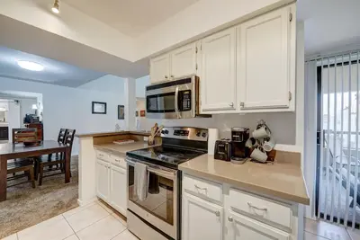 Image de Centrally located Condo near plentiful shopping, entertainment, and dining.