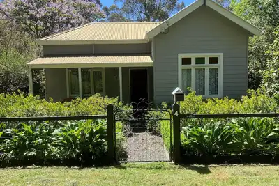 Image de Historic Cottage 4 Riverside Dve. Pet friendly, flat fenced yard  on the River.