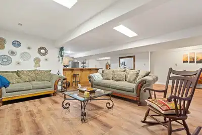 Image de Cozy basement lodge in quiet neighborhood. Close to stadiums, lakes, etc.