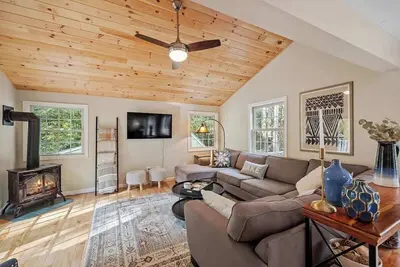 Image de Cozy Mountain Retreat: Fireplace, Deck, Near Lakes