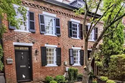 Image de Historic Charm with modern luxury- Renovated 1790s home 1 block from Potomac!