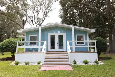 Image de Amelia Island! Center island and 1. 1 miles to the beach! Ez walk to shopping.