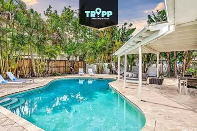 Image de Luxe 7 Bed Oasis in Hollywood