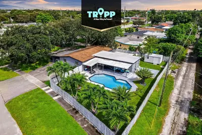 Image de Stunning Hollywood Pool Home