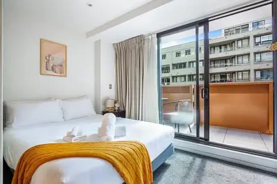 Image de Sleek central stay with balcony by Zodiak Stays
