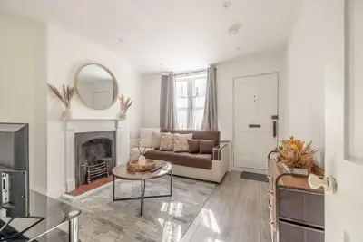 Image de Cosy Cottage: Your Central Windsor Retreat