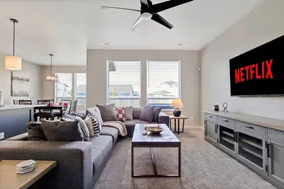 Image de 4 Bedroom Home with Full Office Space and Hot tub!