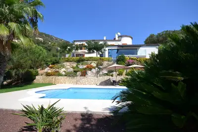 Image de villa climatisée, belle piscine et vue extraordinaire, expo sud, 4 km de la mer