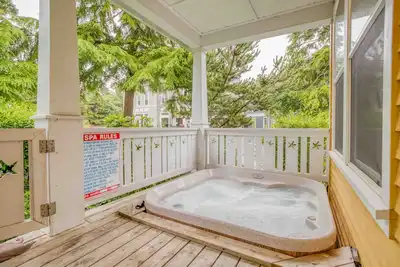 Image de 4-Bedroom Charming Craftsman Cottage Fronts Bella Beach Park