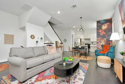 Image de Vintage Home - Pet Friendly - Private Garage & Yard - Central Location