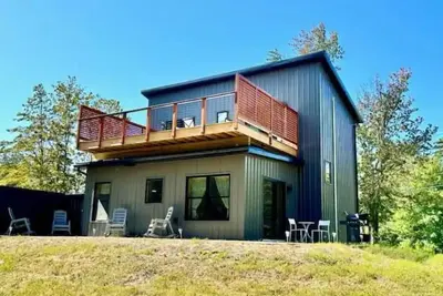 Image de Modern Cottage by the Stream.