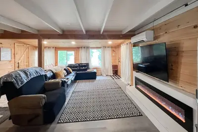 Updated waterfront cabin with fireplace, grill, and internet - dog-friendly