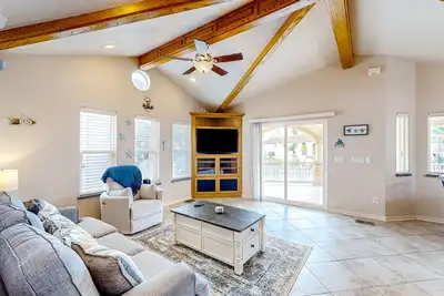 Image de Single-level waterfront retreat with a furnished patio, Ac, & washer\/dryer