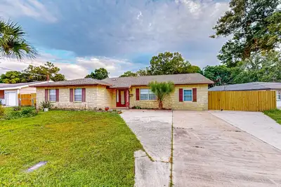 Image de Conveniently located home with private pool, patio, foosball, & private W/D