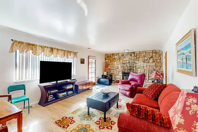 Image de Sunny home near downtown with patio, fireplace, grill, washer\/dryer, & Roku
