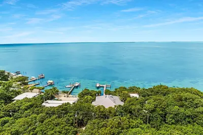 Image de Islamorada Bayfront home, sunsets, remodeled, infinity pool, beach, dockage.